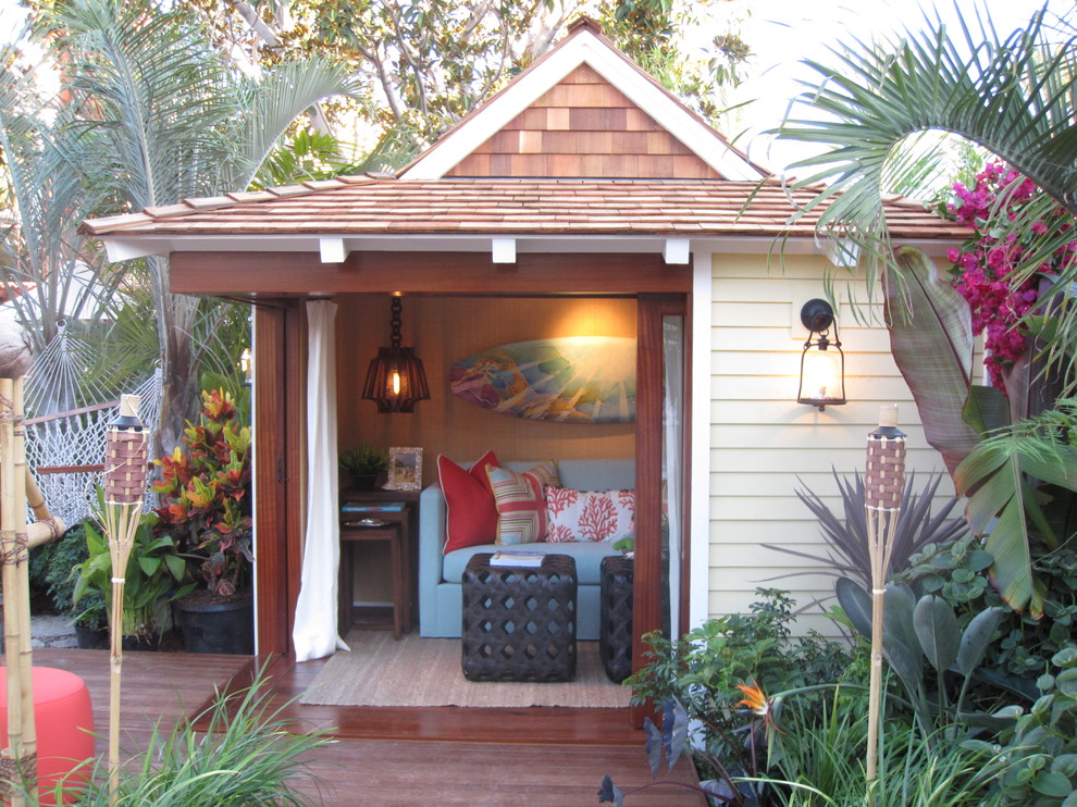 Photo of a tropical detached granny flat in Orange County.