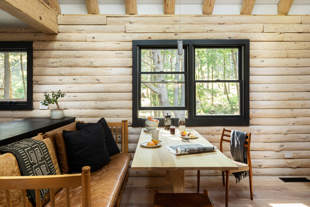 Mittelgroße Retro Frühstücksecke mit beiger Wandfarbe, Sperrholzboden, beigem Boden, freigelegten Dachbalken und Holzwänden in New York