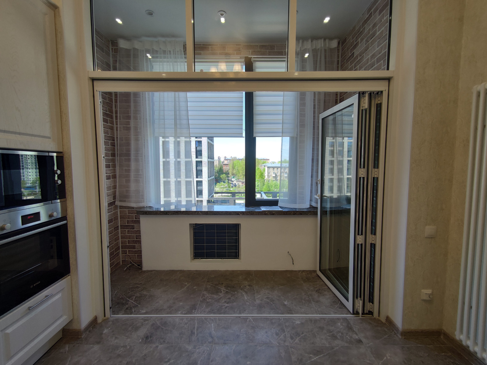 Кухня с балконом-террасой