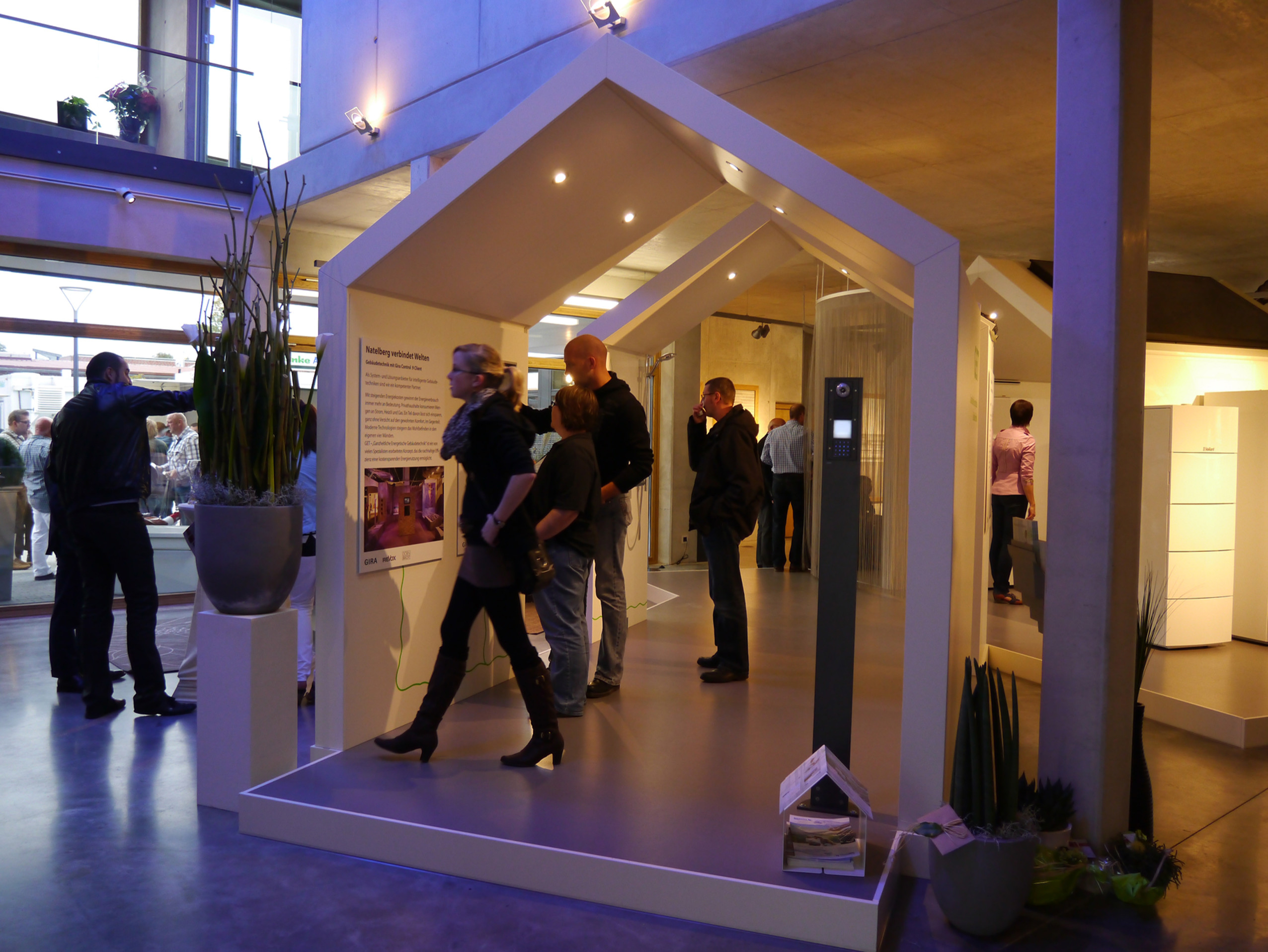 Natelberg Showroom Bad Sanitär Heizung Büro Planung Präsentation Neubau Ausstellung Interior Design NRW Krefeld Rhauderfehn Architektur Innenarchitektur Gestaltung Vaillant Dornbracht Gebäudetechnik