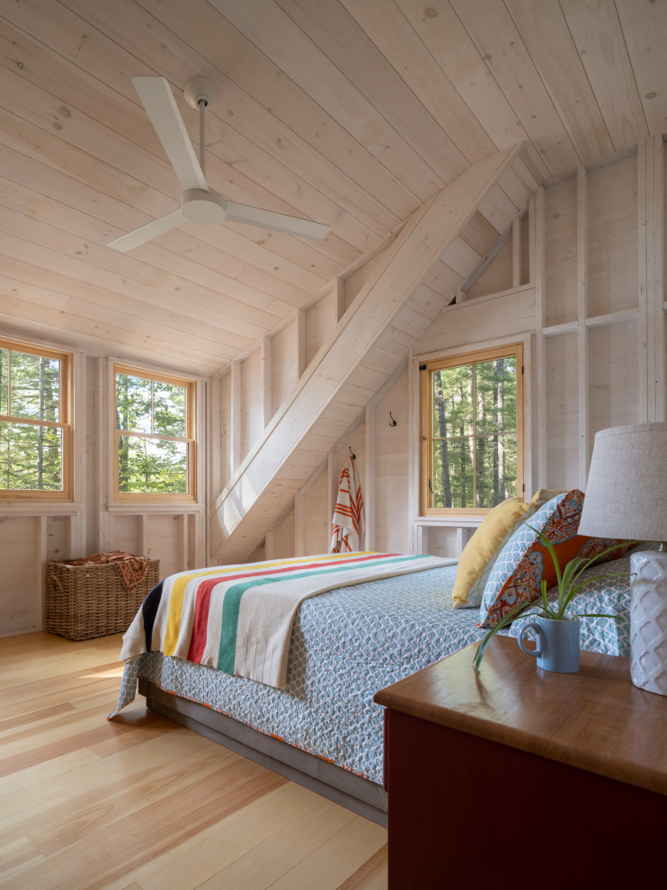 Ispirazione per una camera da letto stile rurale con pareti beige, parquet chiaro, pavimento beige, soffitto a volta, soffitto in legno e pareti in legno