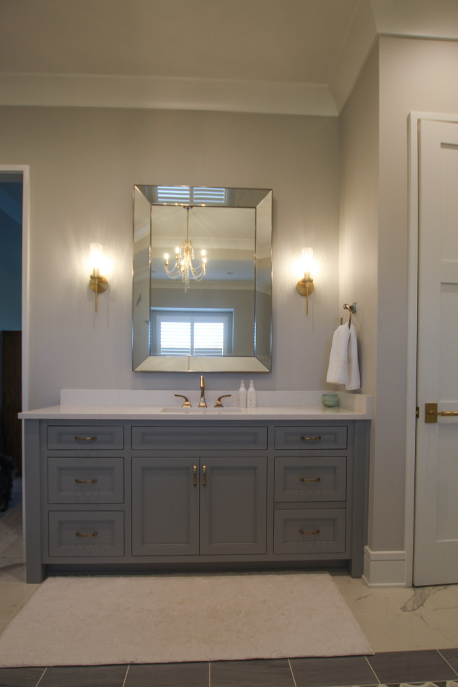 Стильный дизайн: большая главная ванная комната в стиле модернизм с плоскими фасадами, серыми фасадами, отдельно стоящей ванной, двойным душем, белой плиткой, керамической плиткой, серыми стенами, полом из цементной плитки, врезной раковиной, столешницей из кварцита, серым полом, открытым душем, белой столешницей, нишей, тумбой под две раковины, встроенной тумбой и кессонным потолком - последний тренд