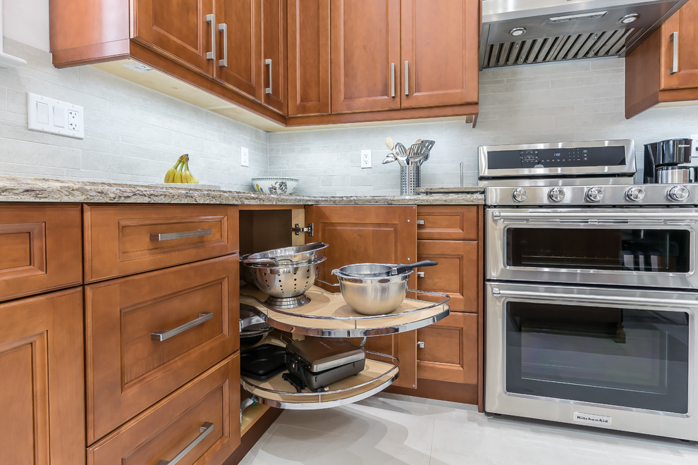 Kitchen - transitional kitchen idea in Toronto