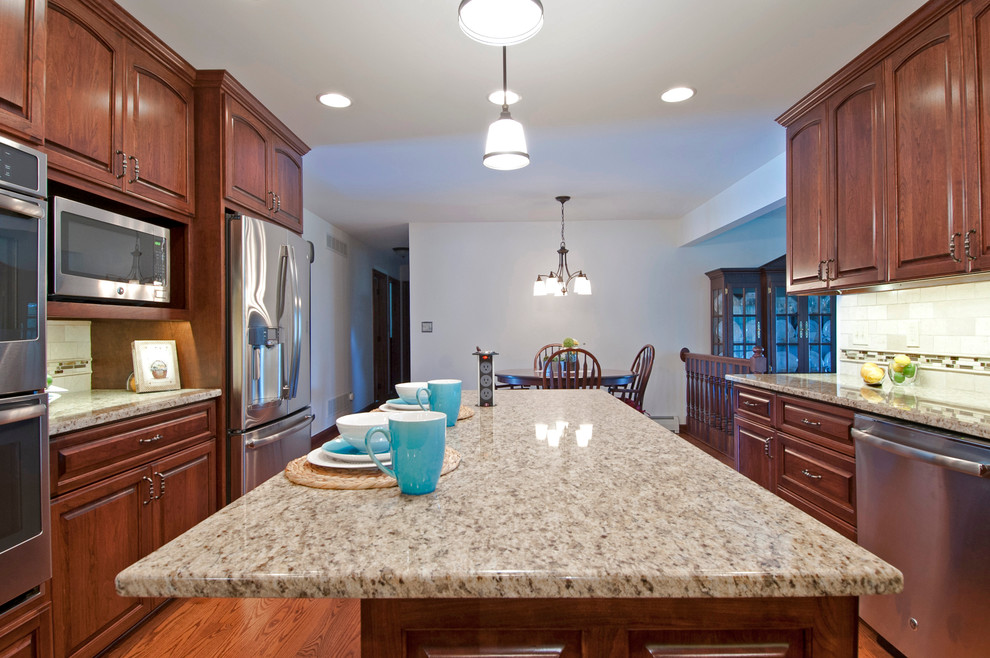 Example of a transitional kitchen design in Columbus
