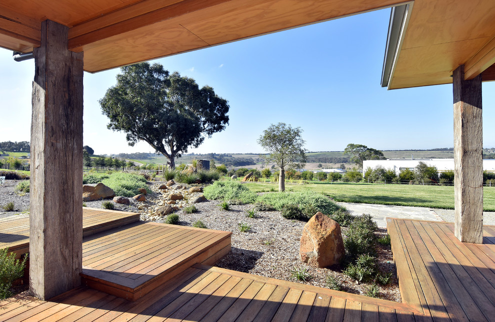 Inspiration for an expansive contemporary garden in Geelong.