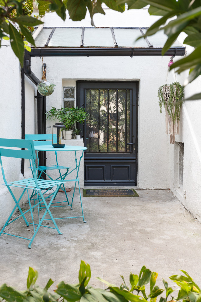 Пример оригинального дизайна: маленький двор в стиле фьюжн с покрытием из гравия без защиты от солнца для на участке и в саду