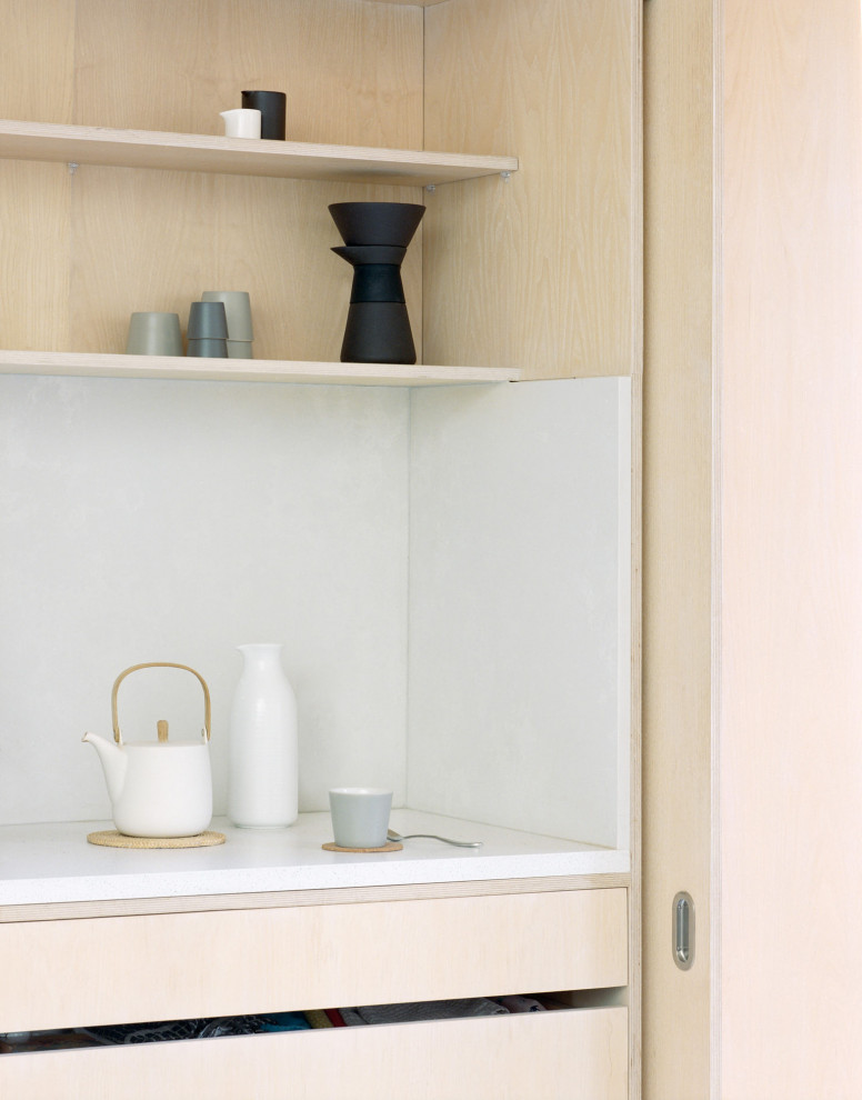 Foto di una cucina minimal di medie dimensioni con lavello sottopiano, ante lisce, ante in legno chiaro, top alla veneziana, elettrodomestici in acciaio inossidabile, pavimento in vinile e soffitto a volta