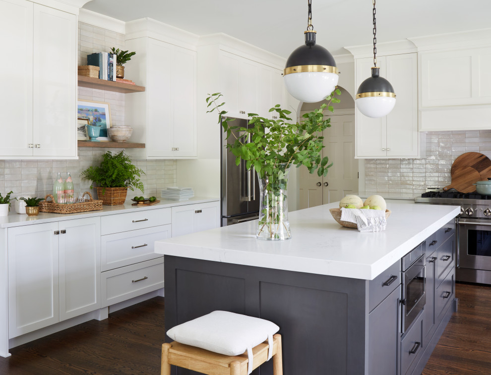 Exempel på ett stort klassiskt vit vitt kök, med en dubbel diskho, skåp i shakerstil, vita skåp, bänkskiva i kvarts, vitt stänkskydd, stänkskydd i terrakottakakel, rostfria vitvaror, mellanmörkt trägolv, en köksö och brunt golv
