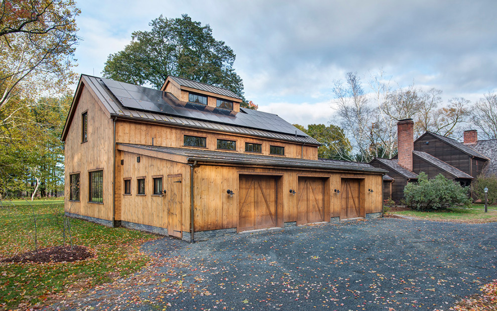 Imagen de fachada de estilo de casa de campo extra grande de dos plantas con revestimiento de madera y panel y listón