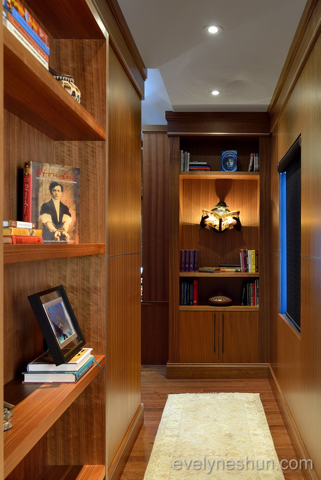 Large transitional home design photo in Toronto