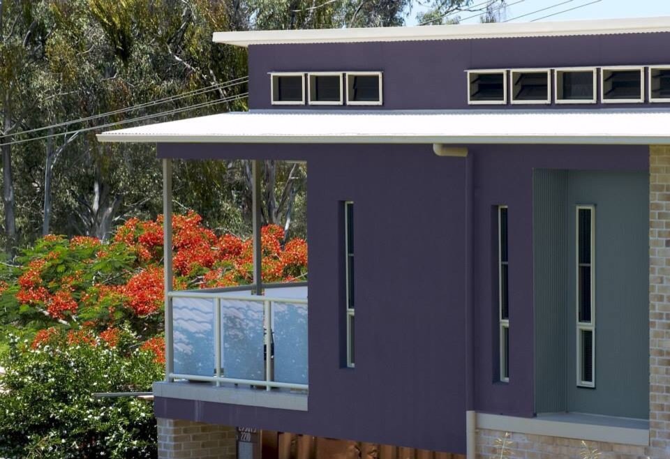 Design ideas for a large contemporary balcony in Brisbane with a roof extension.