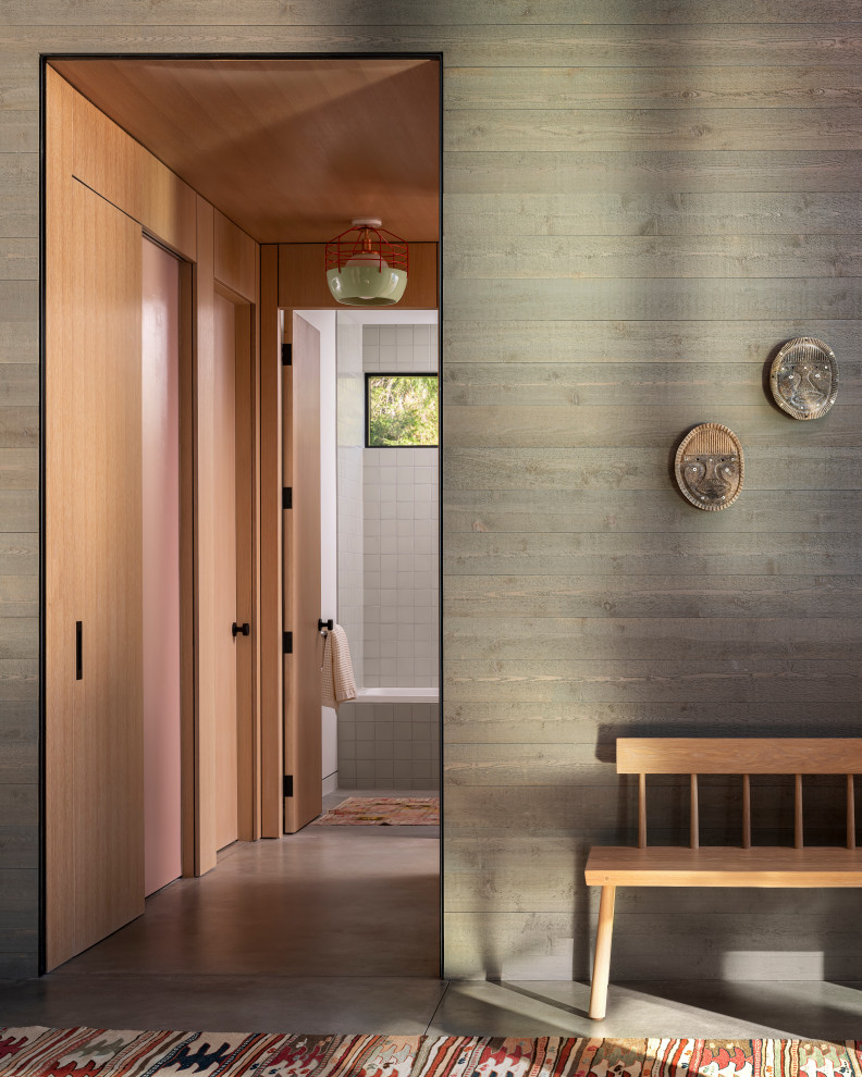 Свежая идея для дизайна: узкая прихожая среднего размера в стиле модернизм с бетонным полом, серым полом, деревянным потолком и деревянными стенами - отличное фото интерьера