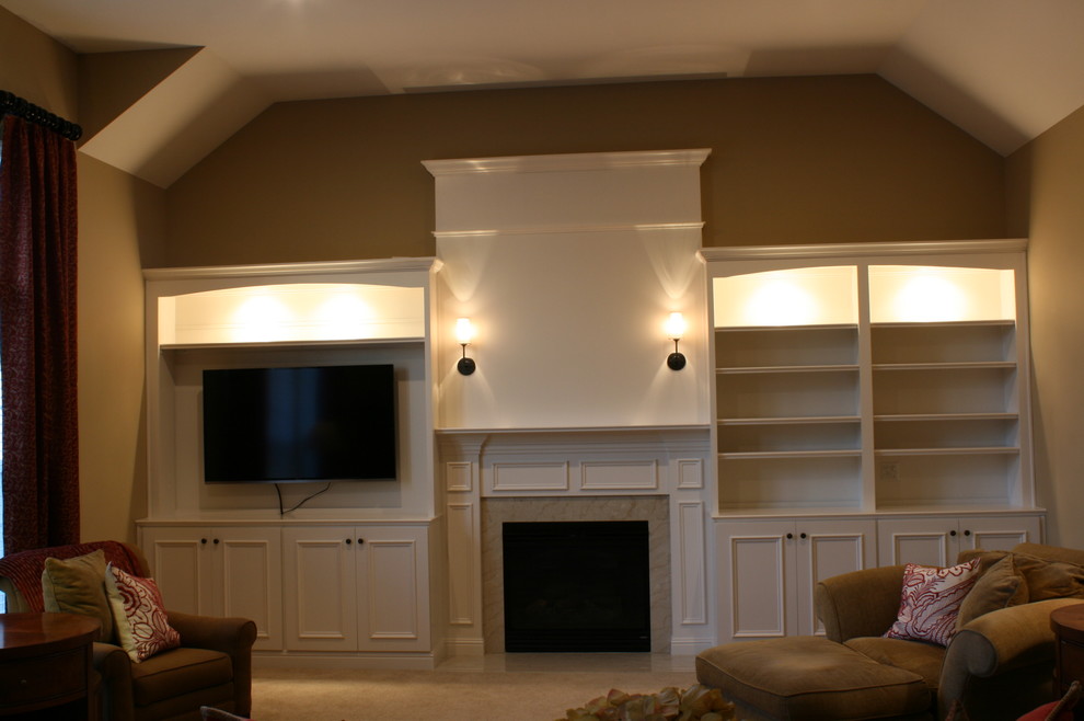 This is an example of a transitional family room in Nashville.
