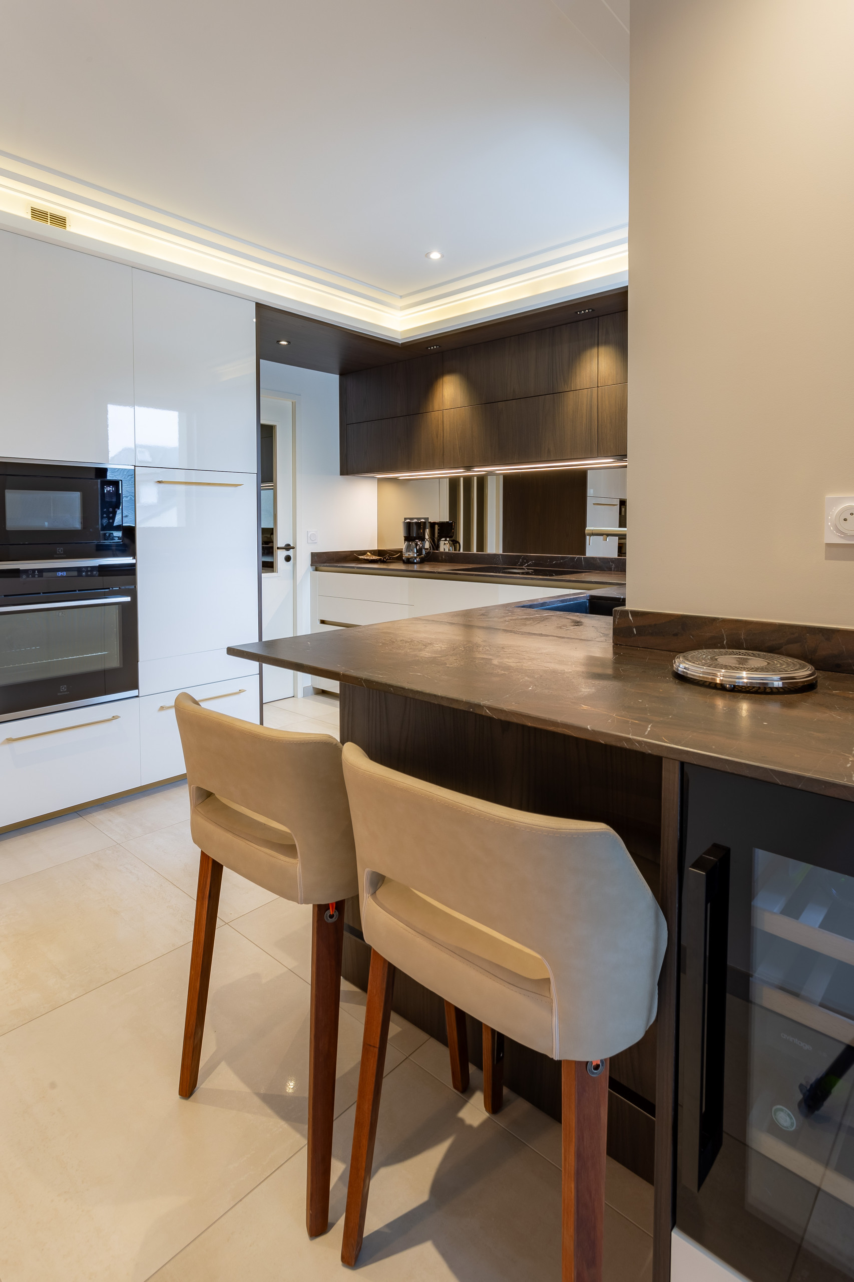 Création d'une cuisine chic et lumineuse dans une maison moderne