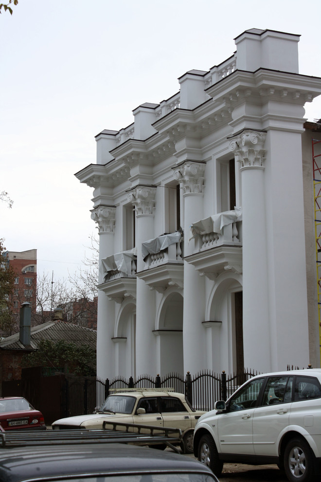 Классический особняк в городской застройке