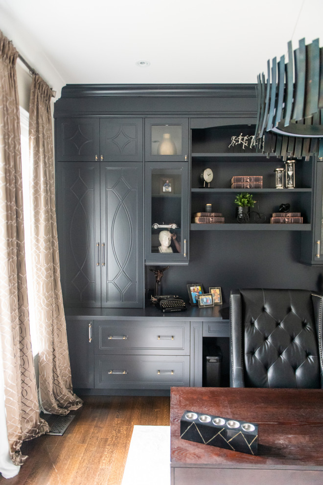 Example of a transitional home design design in Toronto