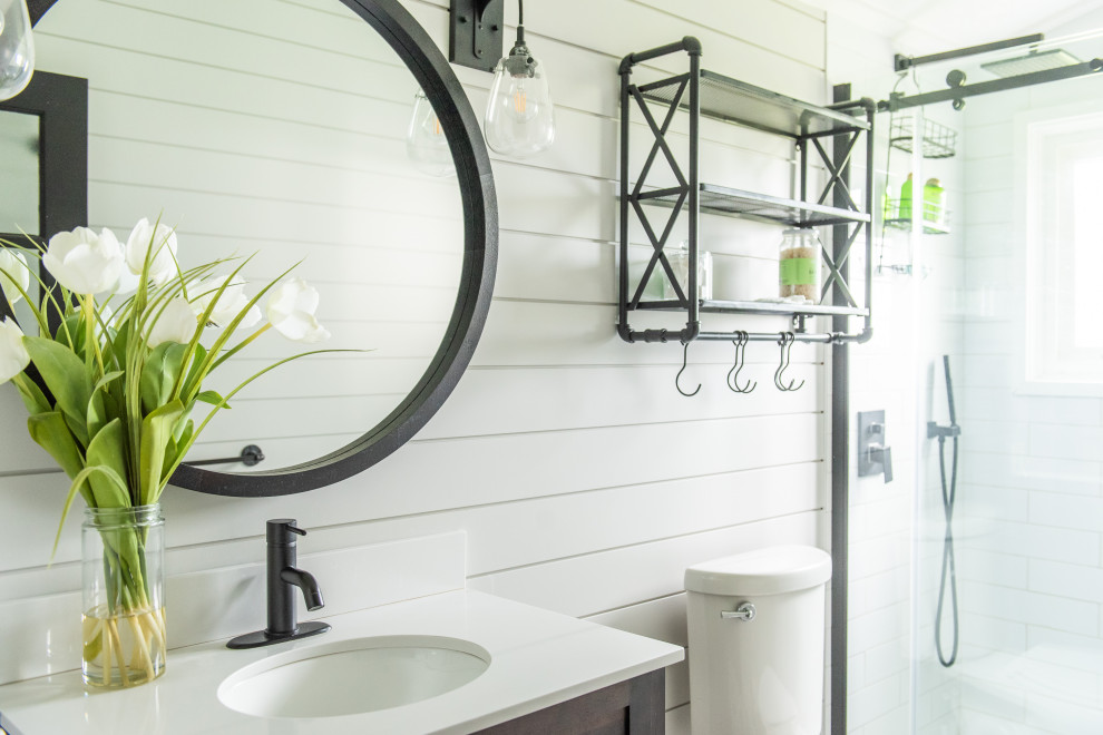 Example of a transitional home design design in Toronto