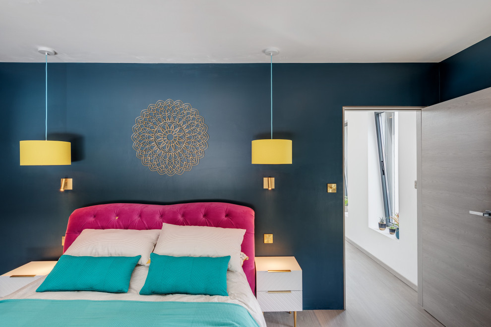 Idee per una camera matrimoniale moderna con pareti blu e parquet chiaro