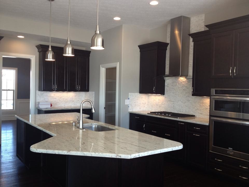 Transitional kitchen photo in Columbus