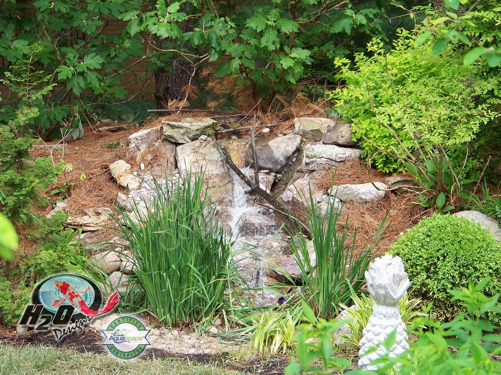 Design ideas for a large eclectic backyard full sun garden in Louisville with a water feature and mulch.