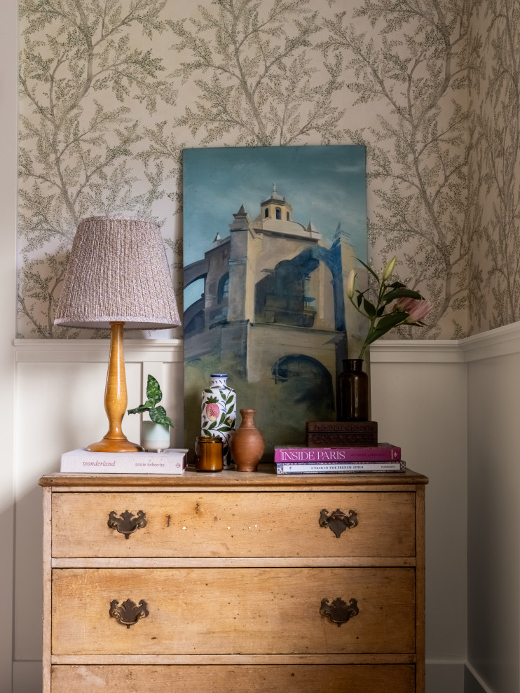 Example of a transitional home design design in Seattle