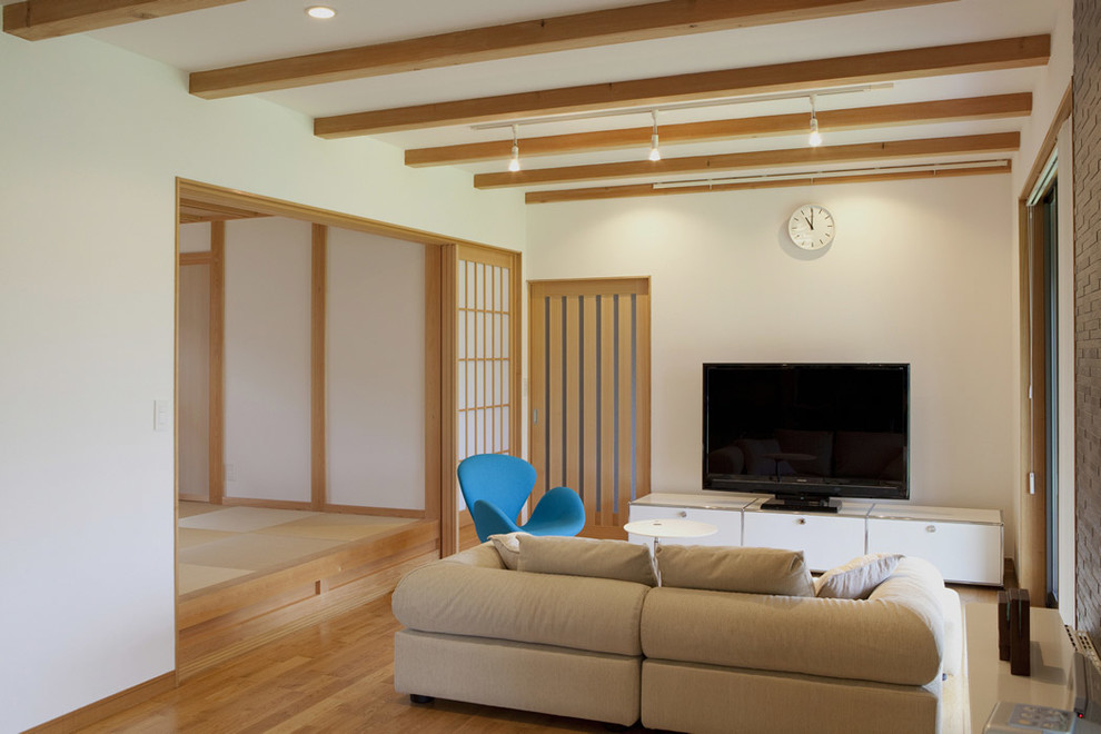 This is an example of an asian family room in Tokyo Suburbs.