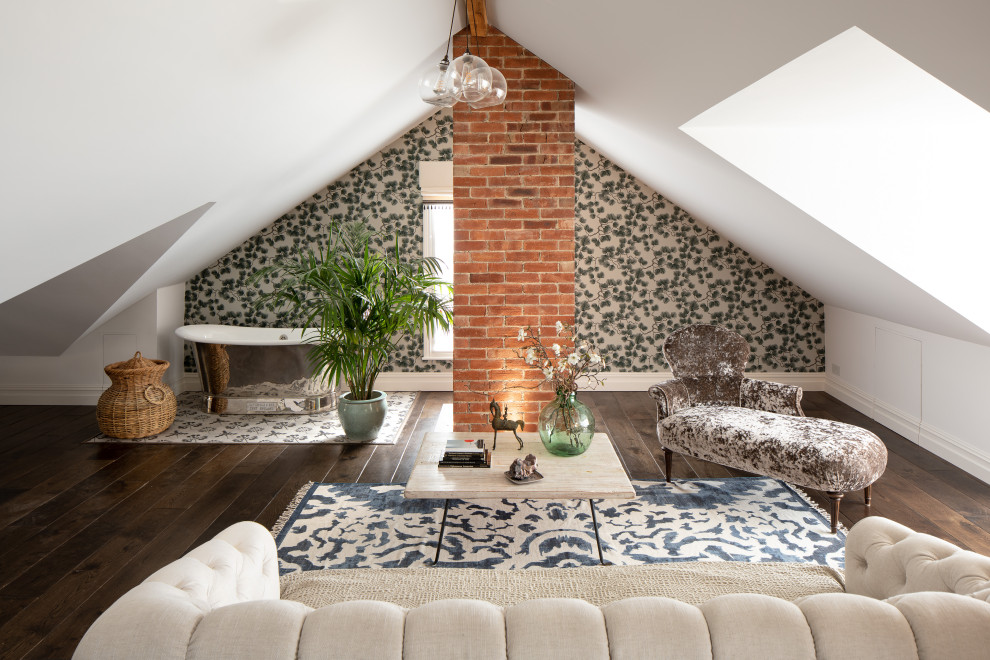 Cette photo montre un grand salon scandinave ouvert avec un mur blanc, un sol marron et du papier peint.