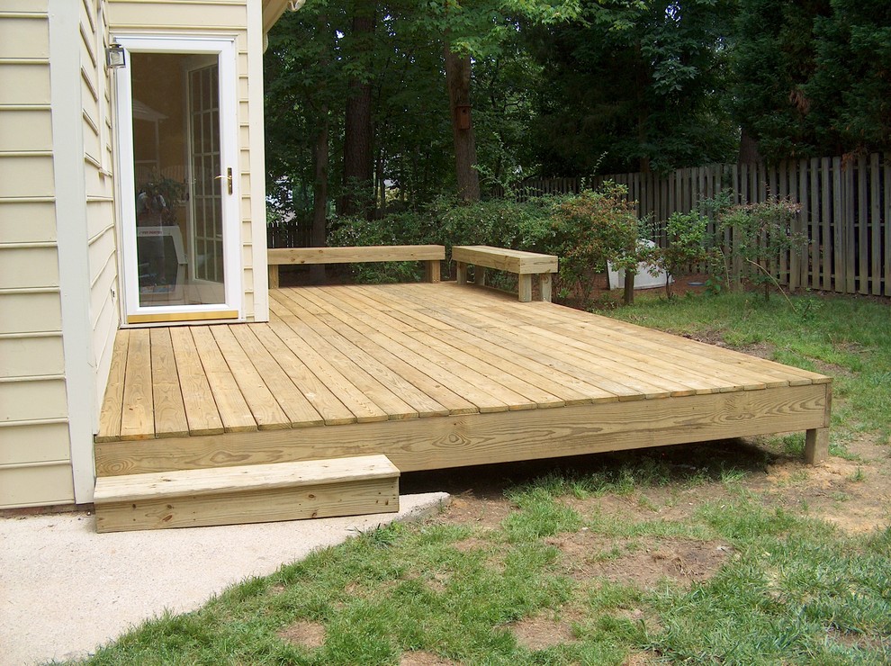 Design ideas for a mid-sized traditional backyard deck in Raleigh.