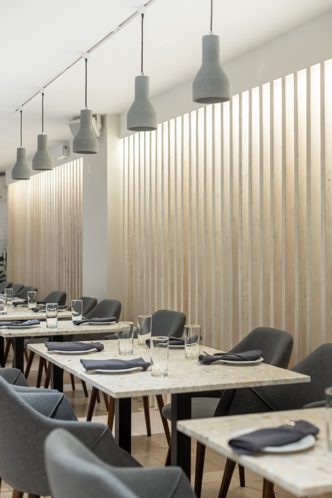 Ispirazione per un'ampia sala da pranzo aperta verso il soggiorno design con pavimento beige