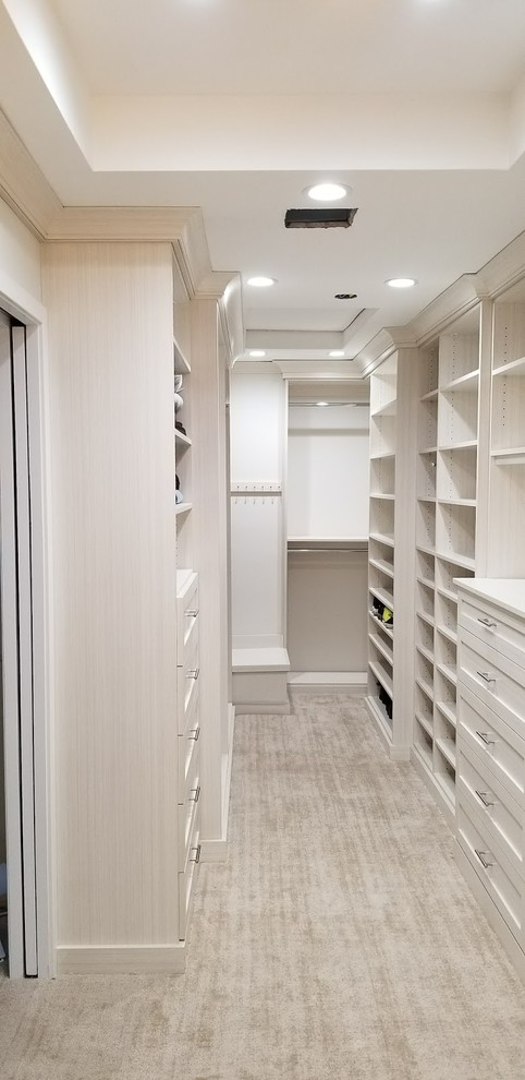 Modelo de armario vestidor unisex clásico renovado de tamaño medio con armarios estilo shaker, puertas de armario blancas, moqueta y suelo beige