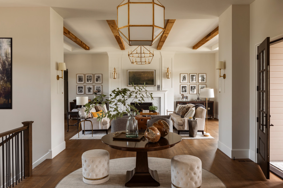 Example of a transitional home design design in Minneapolis