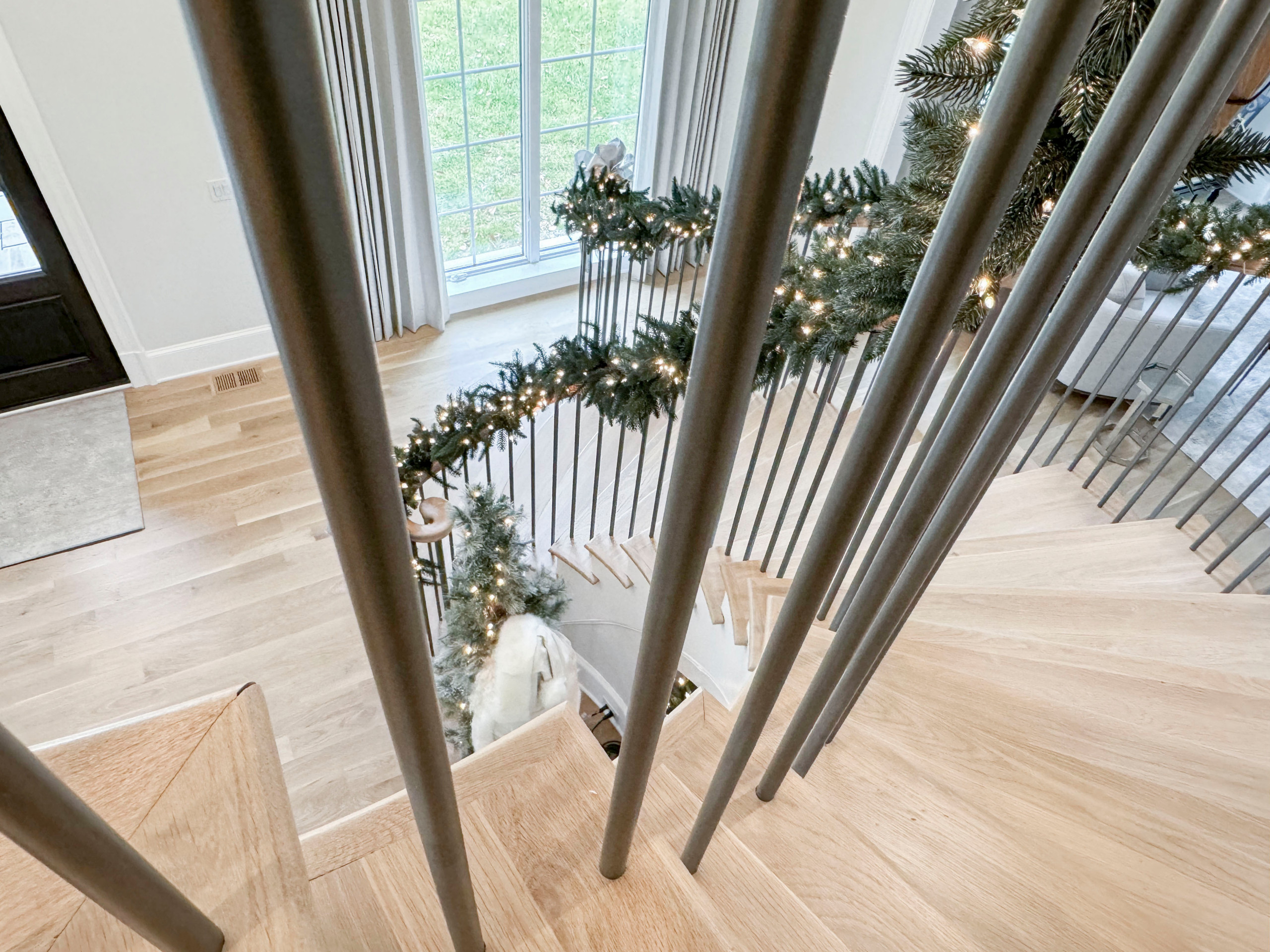 116_Elegant & Eye-catching Curved Staircase, Leesburg VA 20175
