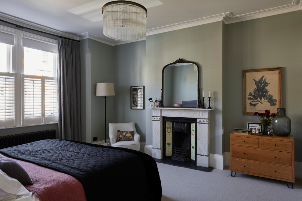 Diseño de dormitorio principal clásico renovado grande con paredes verdes, moqueta y suelo beige