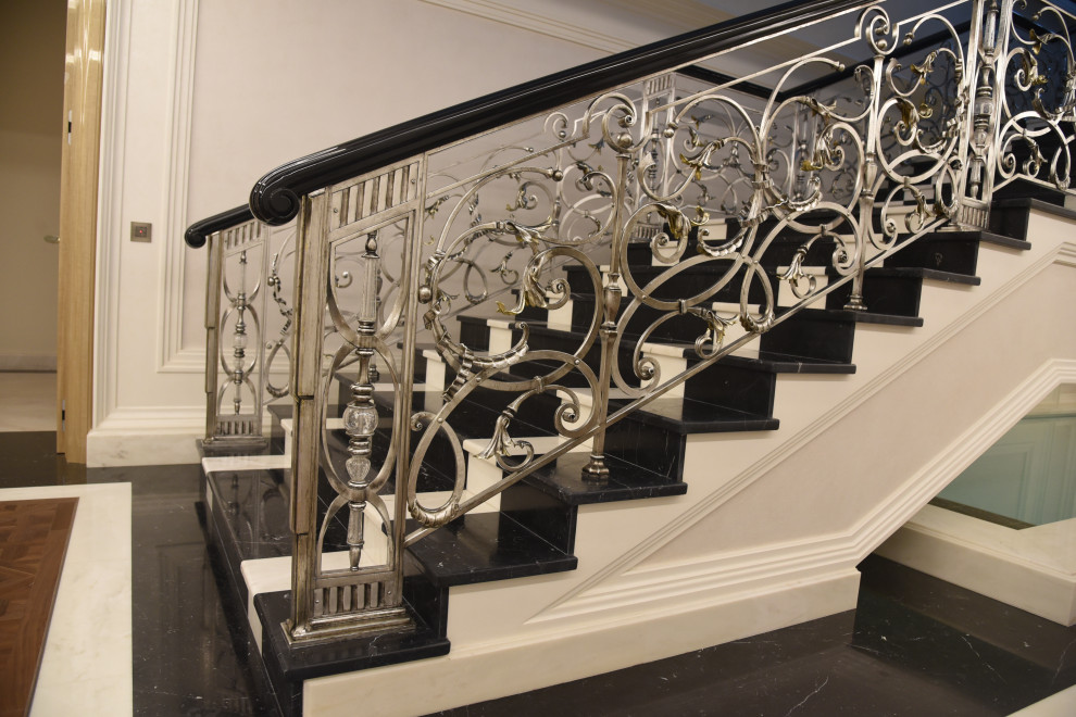 Центральная лестница в доме