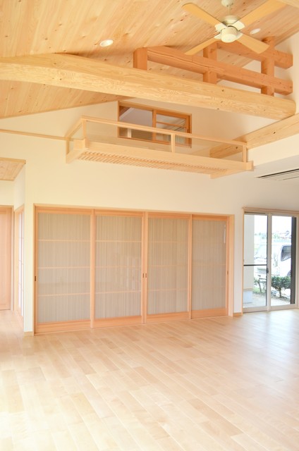 中二階のある数奇屋の家 japanisch-wohnbereich