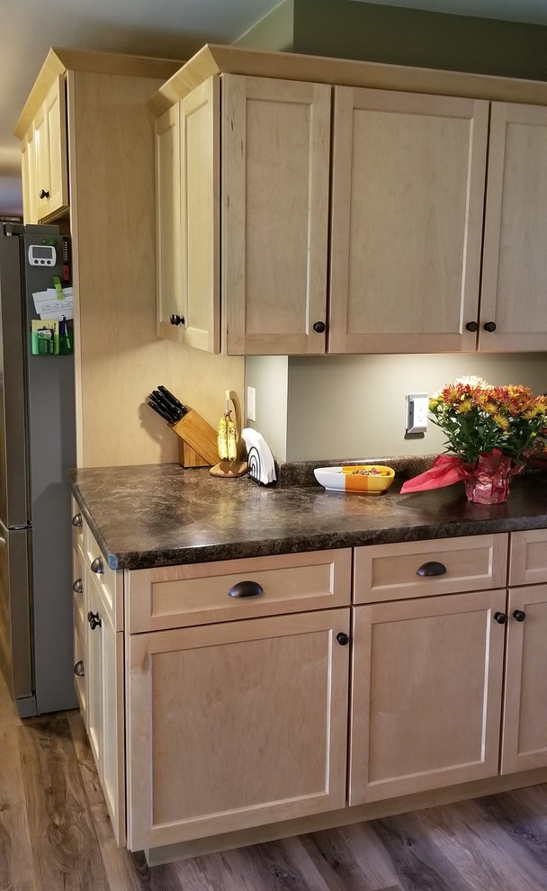 Kitchen - transitional kitchen idea with an undermount sink, shaker cabinets, laminate countertops and no island