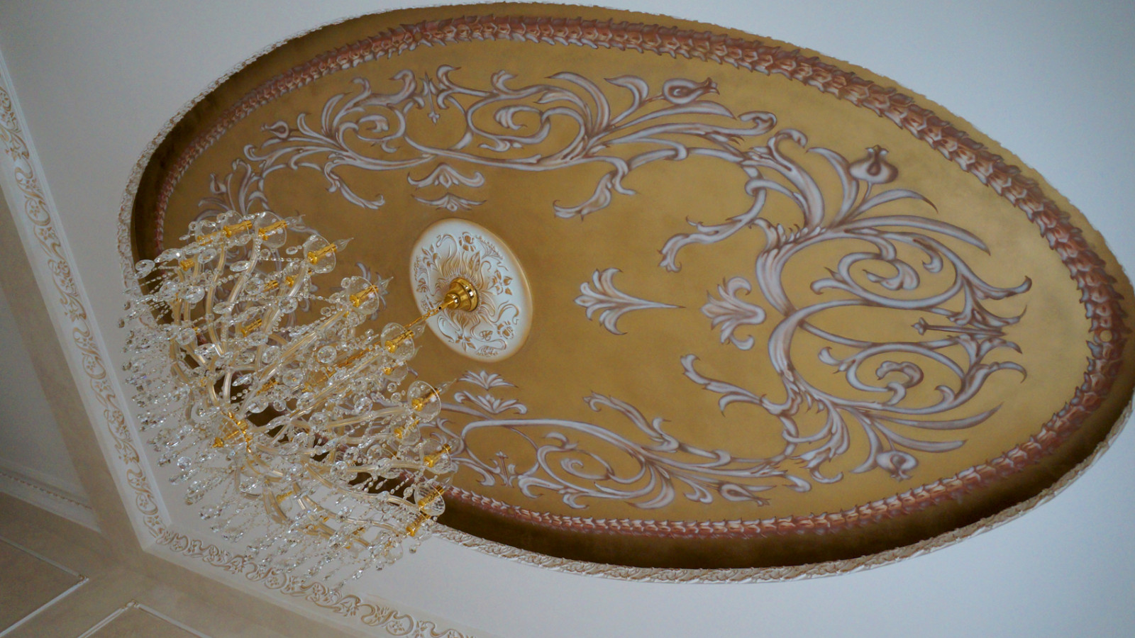 Роспись потолков в гостинной загородного дома