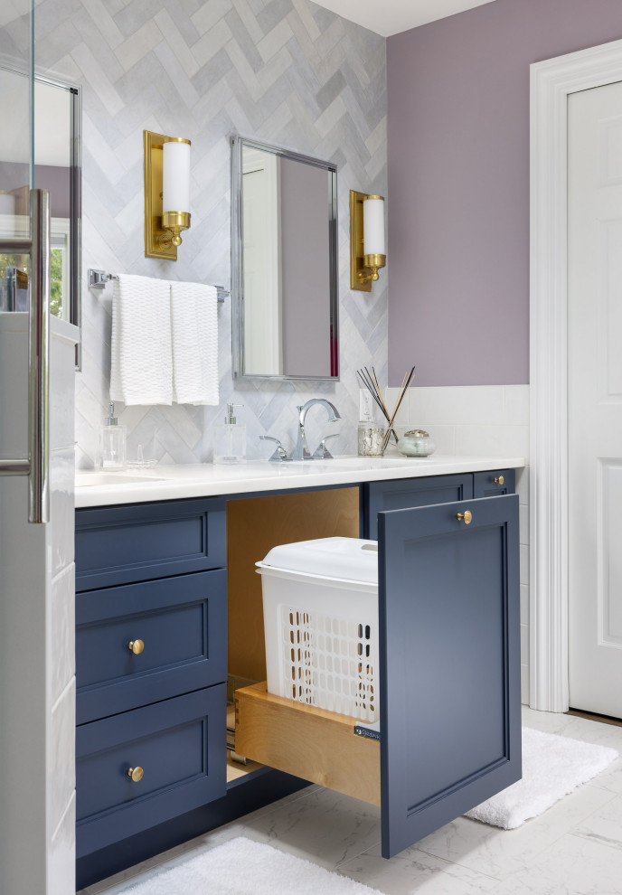 Идея дизайна: главная ванная комната среднего размера в стиле неоклассика (современная классика) с фасадами с утопленной филенкой, синими фасадами, отдельно стоящей ванной, угловым душем, биде, разноцветной плиткой, цементной плиткой, фиолетовыми стенами, полом из керамической плитки, врезной раковиной, столешницей из искусственного кварца, белым полом, душем с распашными дверями, белой столешницей, сиденьем для душа, тумбой под две раковины, встроенной тумбой и сводчатым потолком