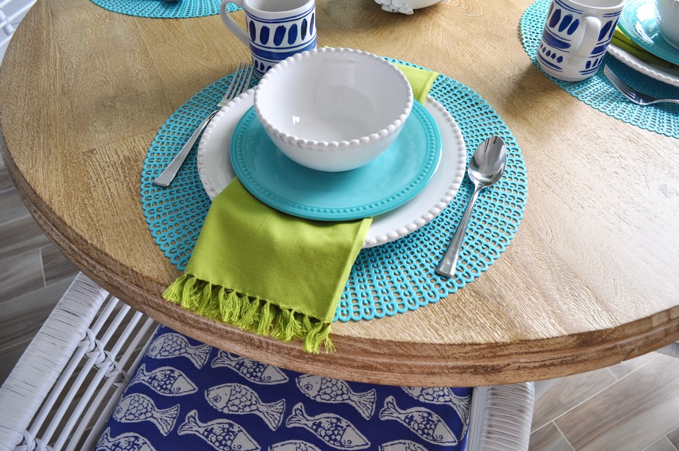 Dining room - dining room idea in Hawaii