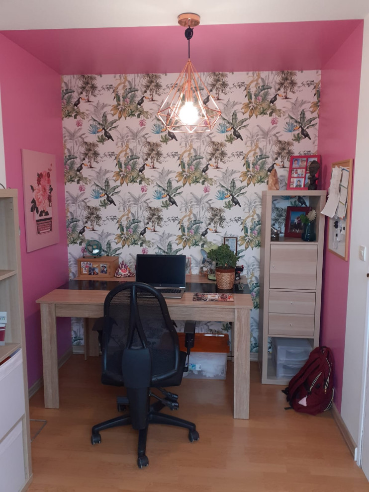 Idee per un ufficio tropicale con pareti rosa, parquet chiaro e carta da parati