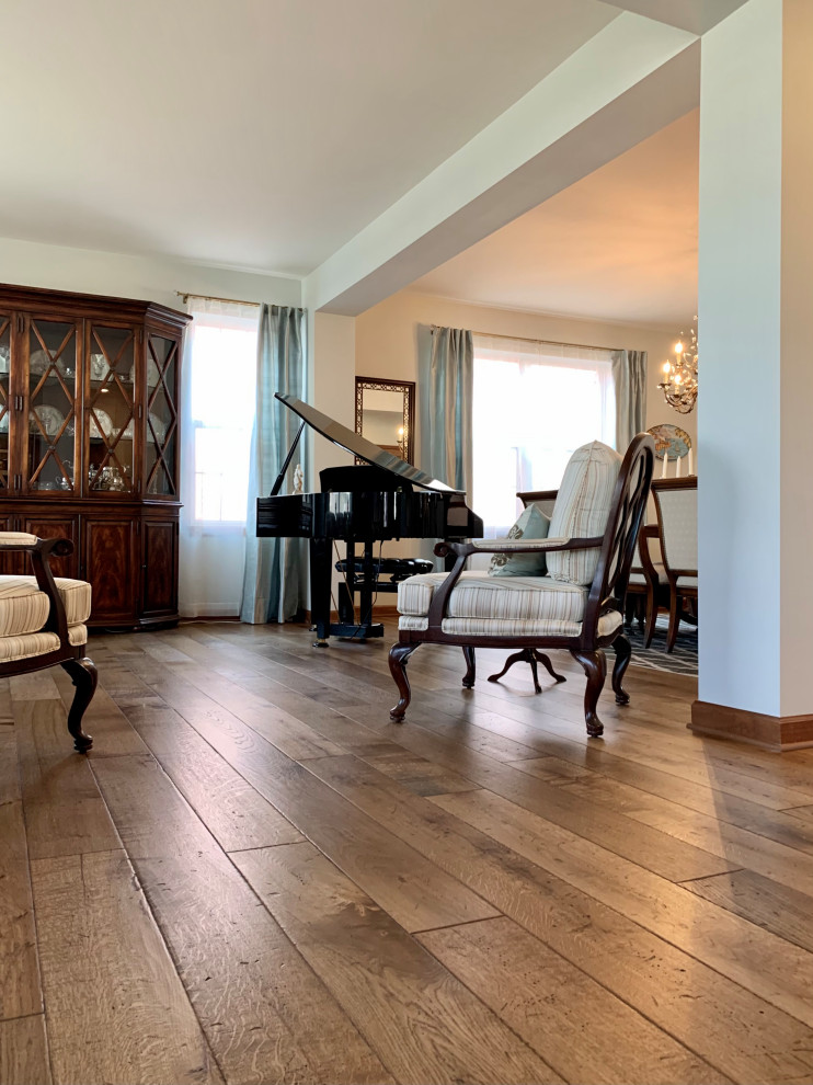 Idee per un soggiorno chic di medie dimensioni con sala formale, pavimento in legno massello medio e pavimento marrone