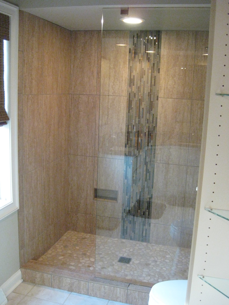 This is an example of a contemporary bathroom in Milwaukee.