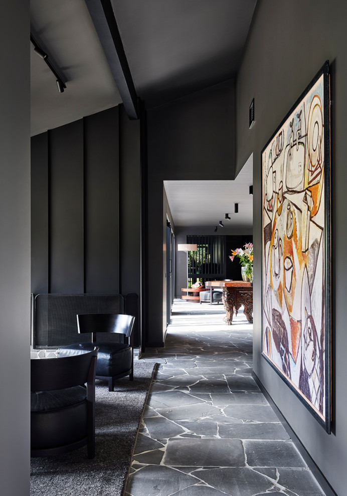 Свежая идея для дизайна: большой коридор в современном стиле с черными стенами и балками на потолке - отличное фото интерьера