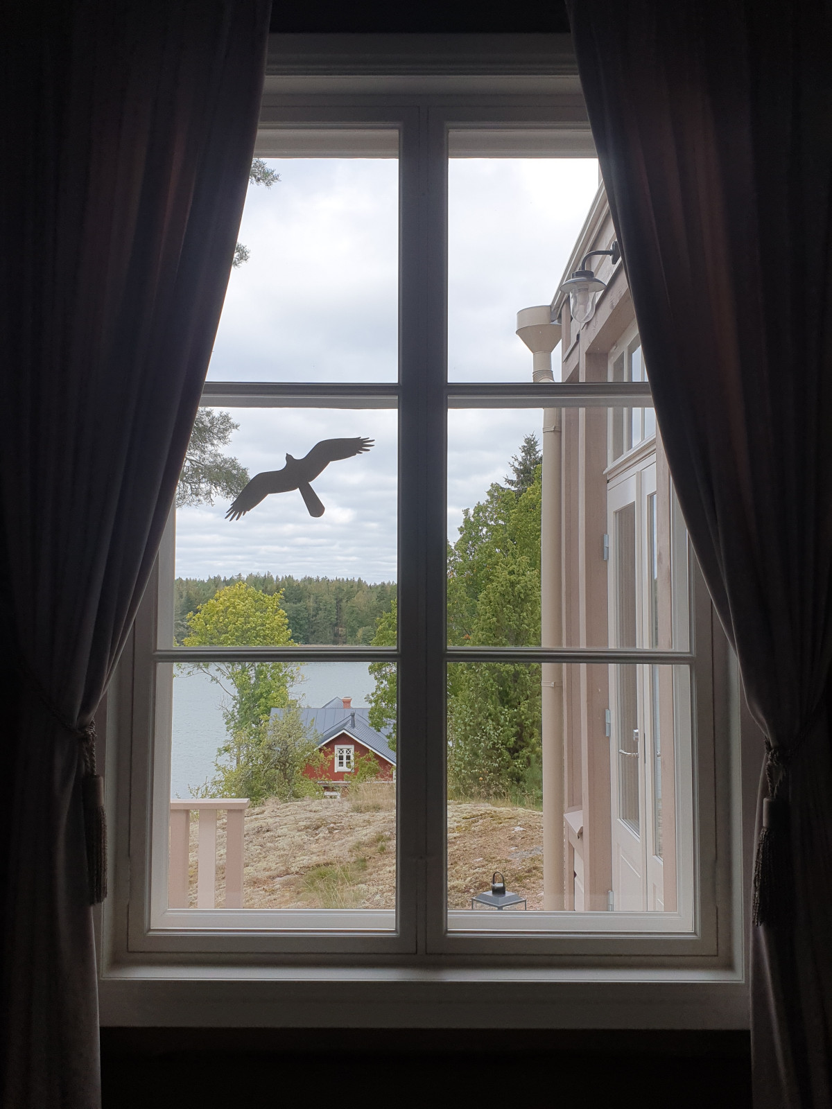 Загородный дом у озера