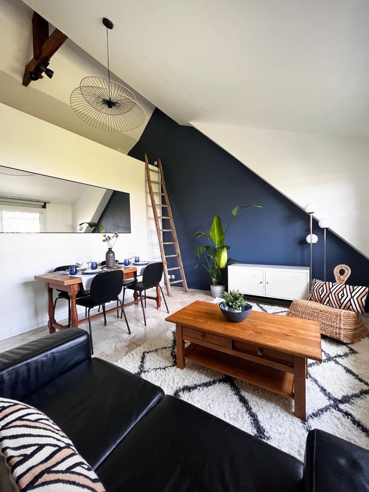 Пример оригинального дизайна: маленькая двухуровневая гостиная комната в современном стиле с синими стенами, мраморным полом и бежевым полом для на участке и в саду