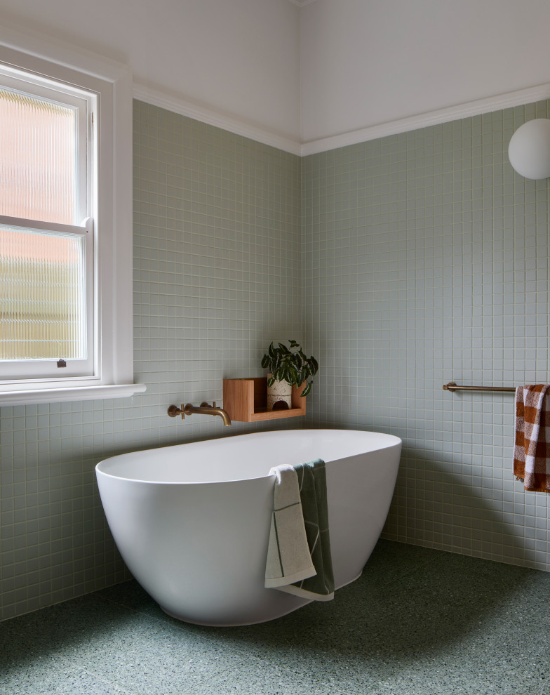 Свежая идея для дизайна: главная ванная комната среднего размера в современном стиле с фасадами цвета дерева среднего тона, отдельно стоящей ванной, зеленой плиткой, керамической плиткой, зелеными стенами, полом из терраццо, настольной раковиной, столешницей из дерева, зеленым полом, коричневой столешницей, тумбой под одну раковину, встроенной тумбой и кессонным потолком - отличное фото интерьера