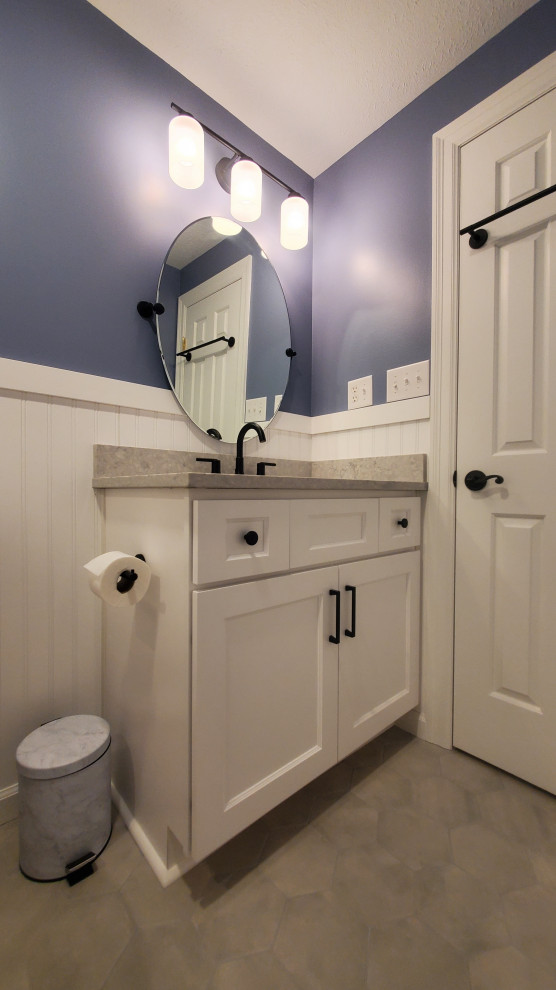 Exemple d'une petite salle de bain chic avec un placard à porte shaker, des portes de placard blanches, une baignoire en alcôve, un combiné douche/baignoire, WC à poser, un carrelage blanc, des carreaux de céramique, un mur bleu, un sol en carrelage de céramique, un lavabo encastré, un plan de toilette en quartz modifié, un sol gris, une cabine de douche avec un rideau, un plan de toilette gris, meuble simple vasque, meuble-lavabo encastré et du lambris de bois.