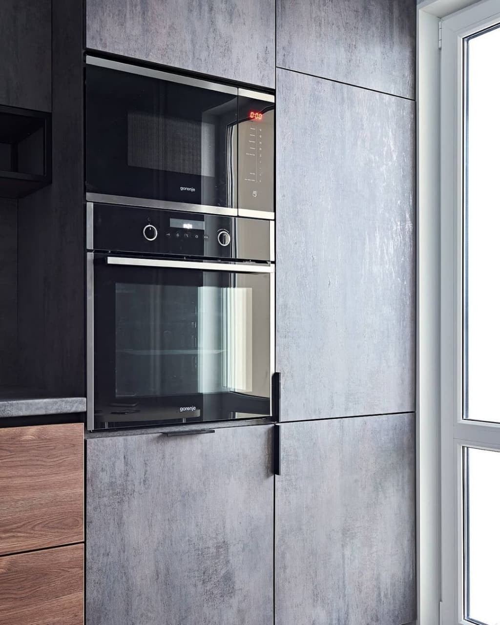 Черная угловая кухня в стиле лофт с фасадами под металл и под дерево