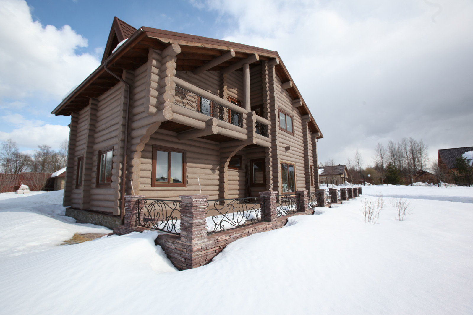 Дом из бревна .