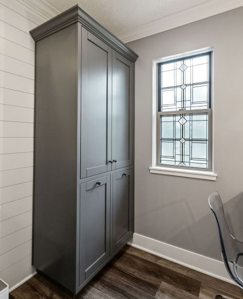 Inspiration för ett vintage turkos turkost badrum med dusch, med luckor med infälld panel, grå skåp, grå kakel, vinylgolv, bänkskiva i kvartsit och grått golv